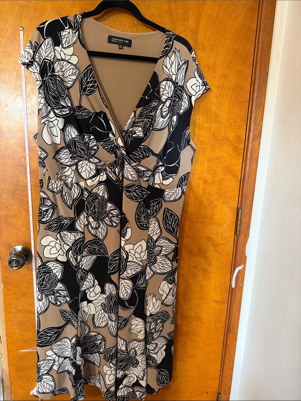 Jones New York Beige Black & White Floral Twist-Front Midi Dress